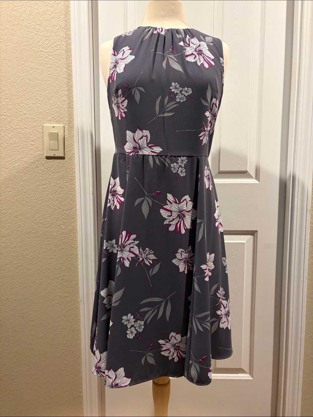 Banana Republic Gray Floral Dress size 6 like new - Picture 2 of 7